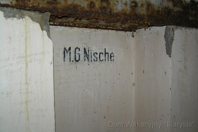 06_2007_5035641.jpg - Wnęka na karabiny maszynowe (niem. "MG Nische"). Po lewej napisy po rosyjsku.